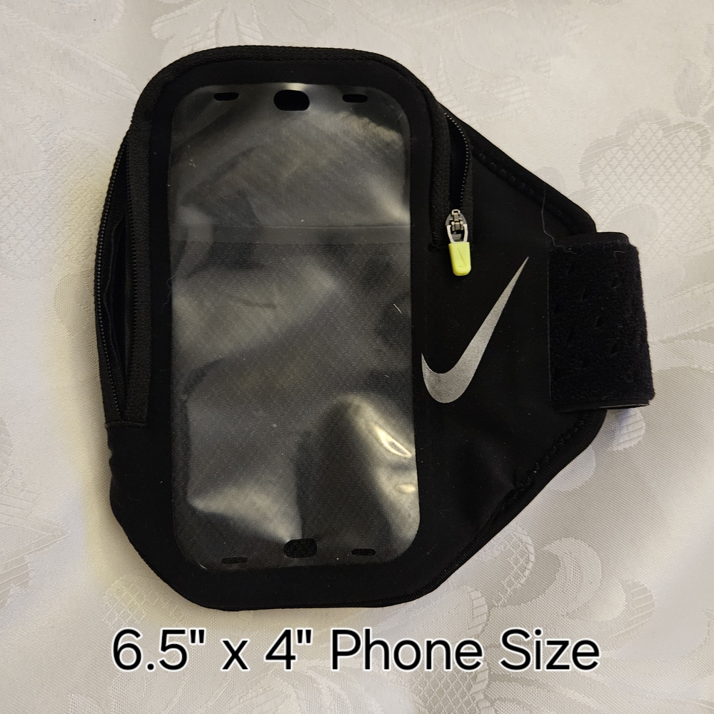 Nike Pocket Arm Band Plus fits most larger smartphones and features a Pocket.